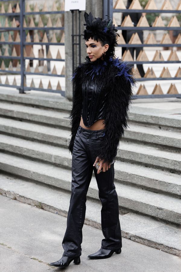 Street style at Paris Fashion Week: black feather jacket, leather trousers, pointed boots, Paris