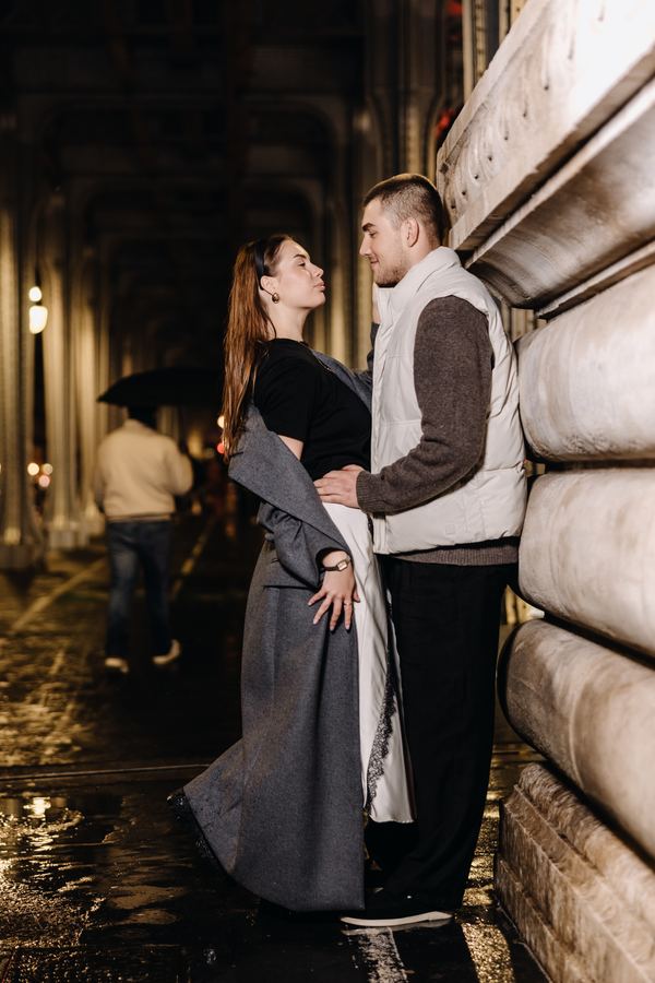 Couple, bridge over the Seine, Paris at night